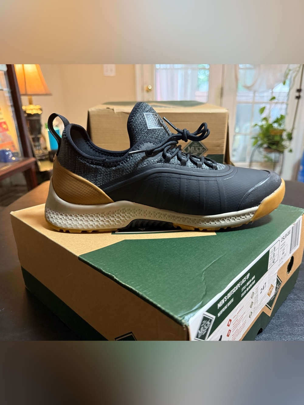 Men's Black and Tan Low-Top Athletic Shoes